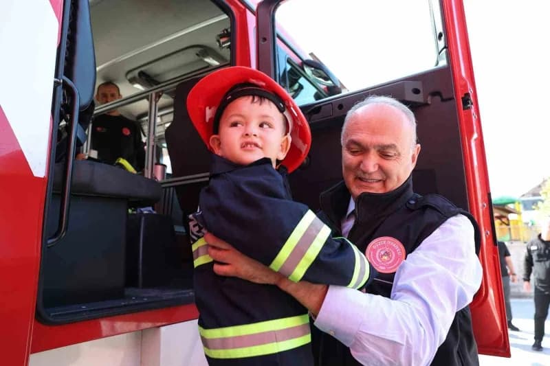 Başkan Özlü, minik itfaiyecilerle birlikte yangın söndürme uygulamasına katılarak, İtfaiye hortumundan çıkan tazyikli su