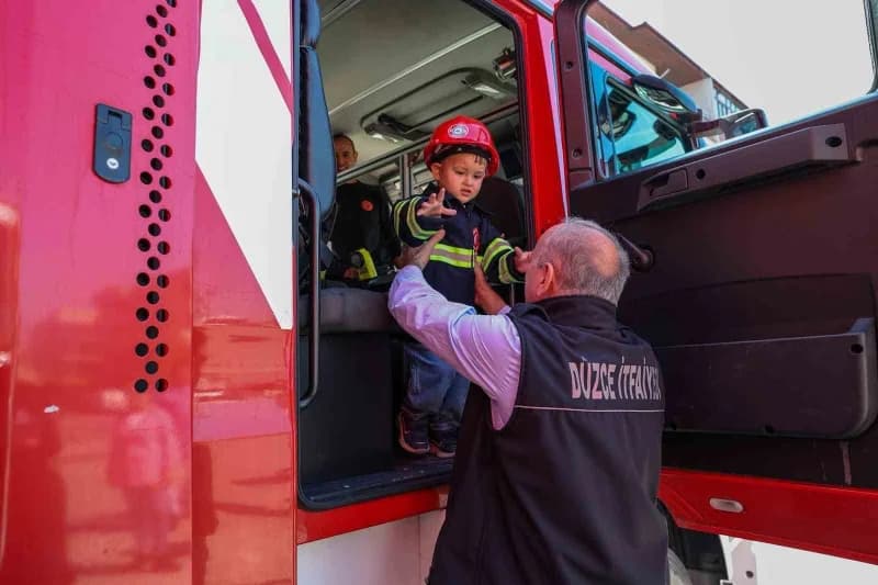 Başkan Özlü, minik itfaiyecilerle birlikte yangın söndürme uygulamasına katılarak, İtfaiye hortumundan çıkan tazyikli su
