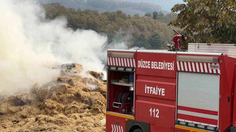 Düzce Asar köyünde besi çiftliği samanlığında çıkan yangına müdahale eden itfaiye ekipleri