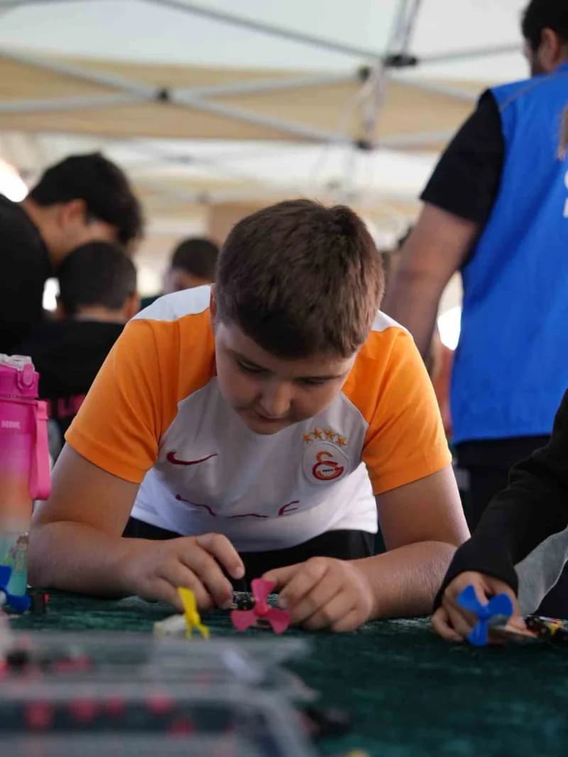 Bilim Şenlikleri Destekleme Programı kapsamında hazırlanan Düzce Bilim Şenliği, Düzce Belediyesi Bilim Merkezi’nde kapıl