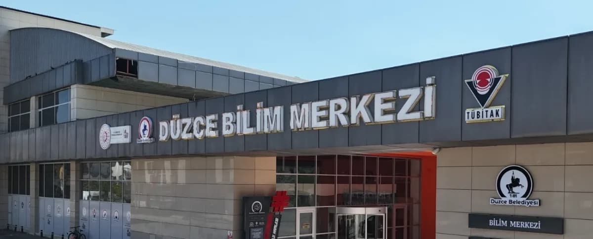 Düzce Bilim Merkezi'nde düzenlenen Bilim Şenliği etkinliklerinden bir atölye çalışması