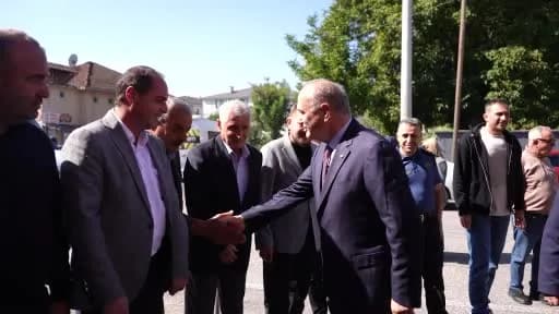Düzce Bilim Merkezi’nde düzenlenen Bilim Şenliği’nde protokol üyeleri ve öğrenciler etkinlikleri inceliyor