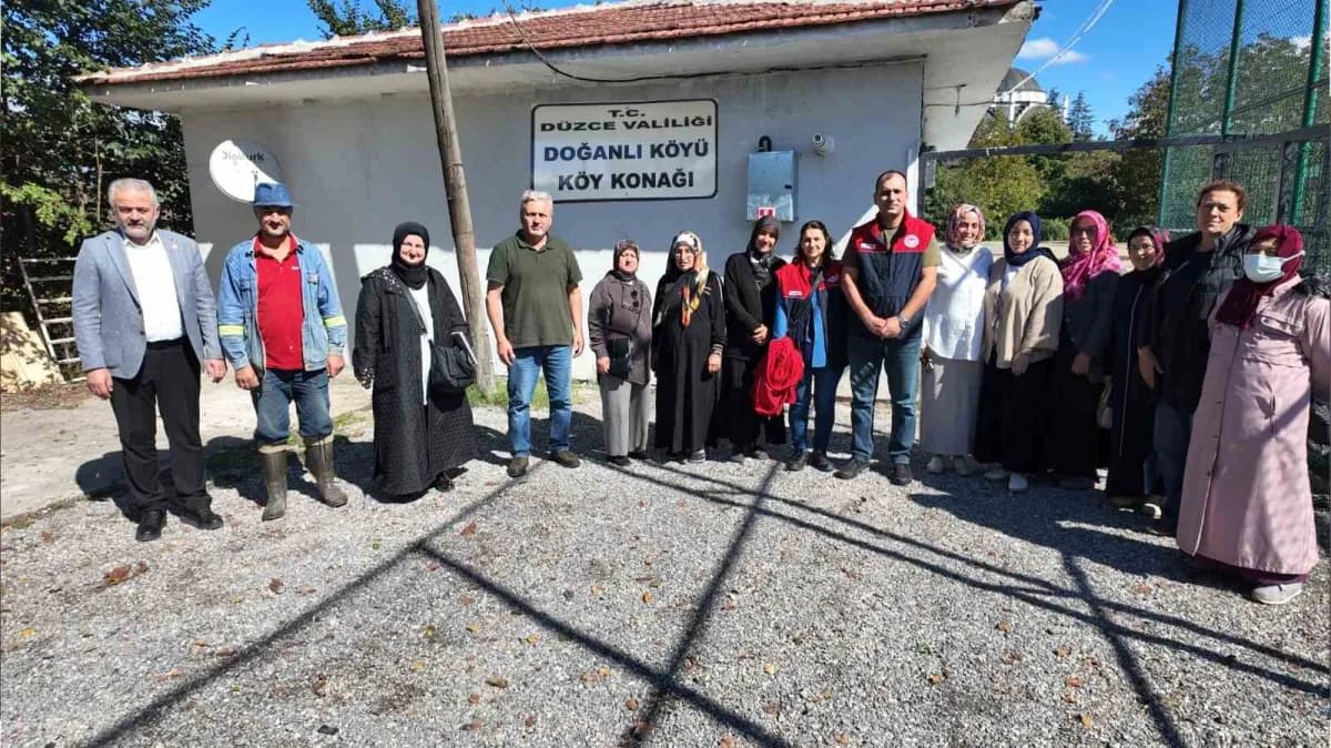 Düzce Doğanlı Köyünde çiftçilere tarımsal üretim ve hayvan sağlığı konularında bilgilendirme toplantısı yapılıyor