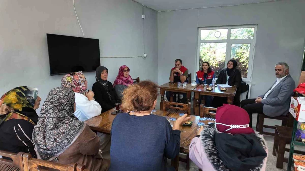 Düzce İl Tarım ve Orman Müdürlüğü teknik personeli tarafından, Merkez Doğanlı Köyünde üreticilere yönelik bilgilendirme