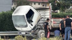 Düzce D-100 kara yolunda seyir halindeki kamyonda çıkan yangın ve müdahale eden vatandaşlar
