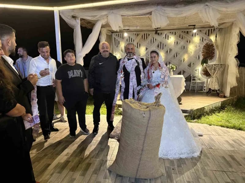 Düzce'de düğünde takı merasiminde damada altın yerine bir çuval fındık takılması