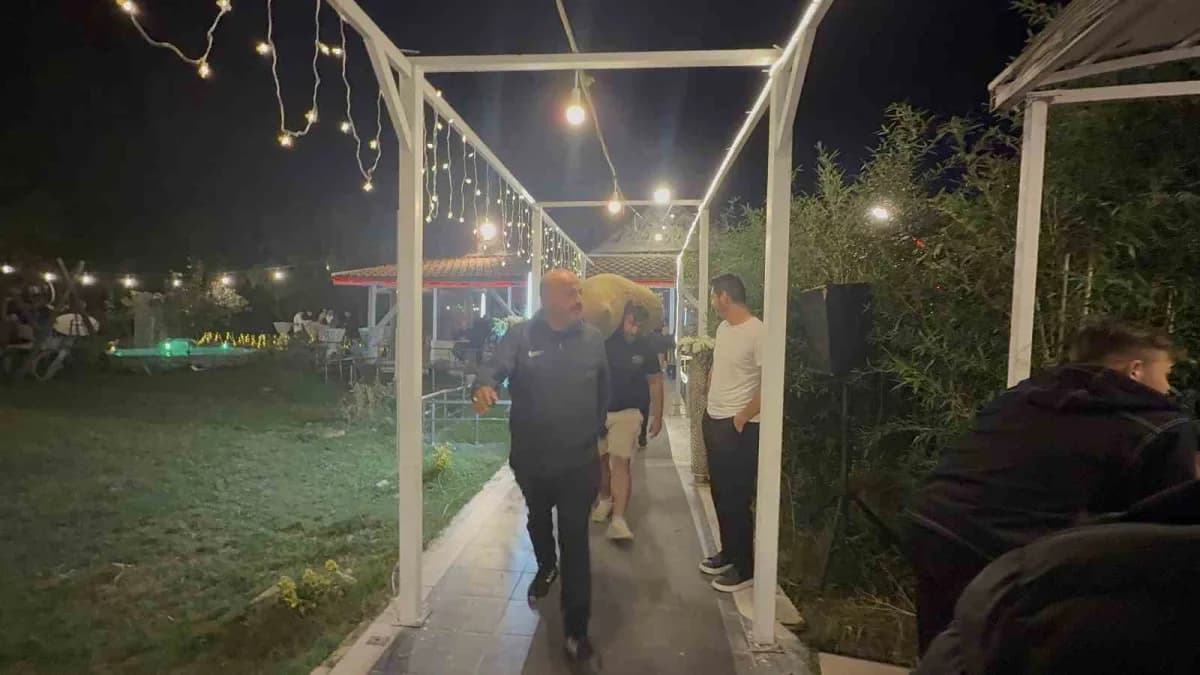 Düzce’de Emre Şahin ile Berivan Karal’ın düğününde takı törenine damadın yakınlarının sürprizi damga vurdu. Damada altın