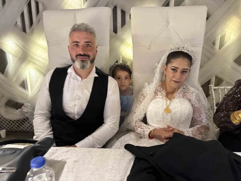 Düzce’de Emre Şahin ile Berivan Karal’ın düğününde takı törenine damadın yakınlarının sürprizi damga vurdu. Damada altın