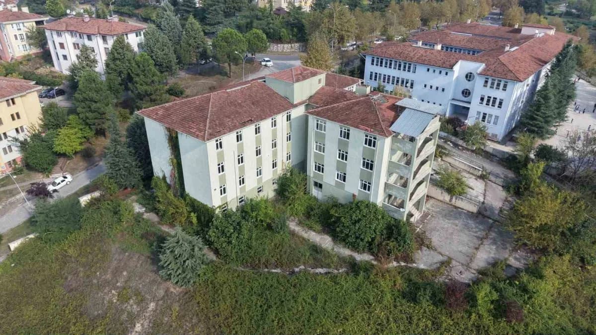 Düzce Yeşiltepe Mahallesi’nde eski Sağlık Meslek Lisesi binası dış görünümü