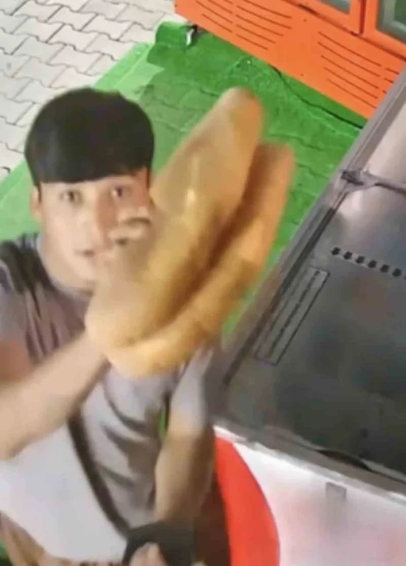 Düzce Gölyaka'da gece saatlerinde marketten ekmek alan gençlerin davranışı güvenlik kamerasına yansıdı