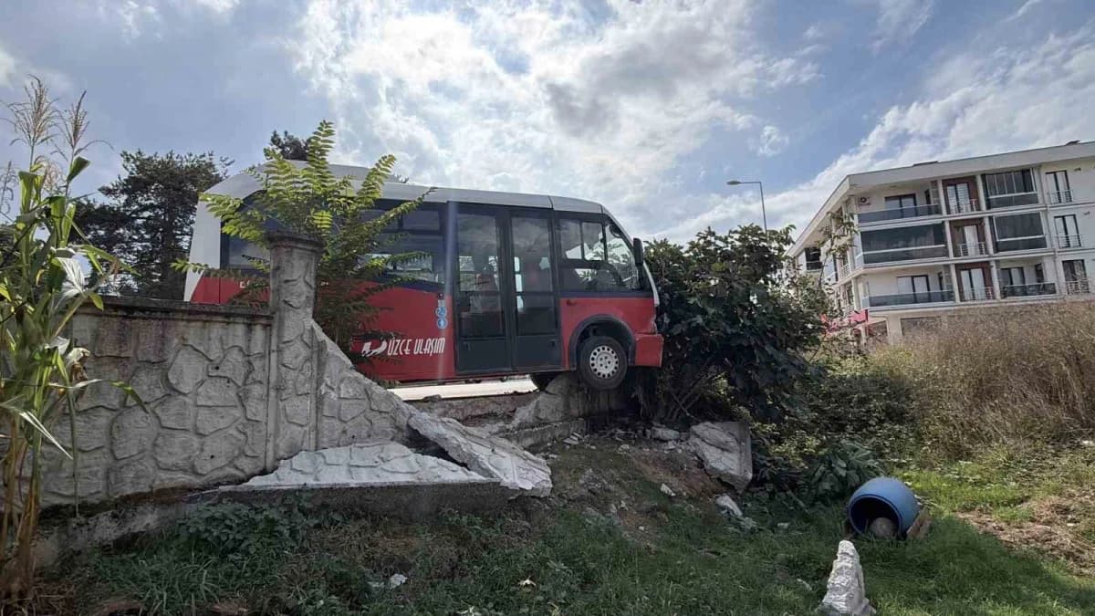 Düzce'de halk otobüsünün köpeğe çarpmamak için manevra yaparken duvara çarptığı kaza bölgesi