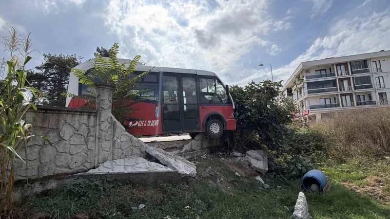 Düzce'de halk otobüsünün köpeğe çarpmamak için manevra yaparken duvara çarptığı kaza bölgesi