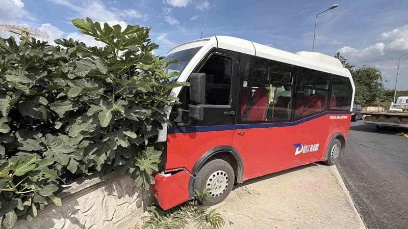 Düzce’de halk otobüsü önüne çıkan köpeğe çarpmamak için manevra yapınca bir evin bahçesine çarparak durdu. Kaza maddi ha