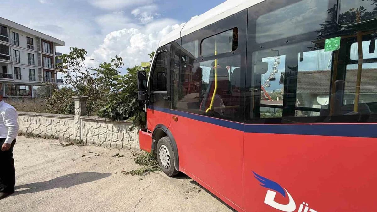 Düzce’de halk otobüsü önüne çıkan köpeğe çarpmamak için manevra yapınca bir evin bahçesine çarparak durdu. Kaza maddi ha