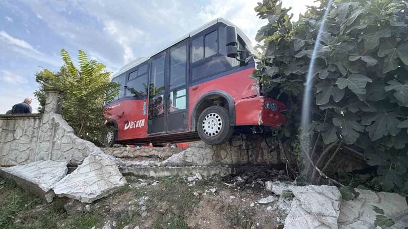 Düzce’de halk otobüsü önüne çıkan köpeğe çarpmamak için manevra yapınca bir evin bahçesine çarparak durdu. Kaza maddi ha