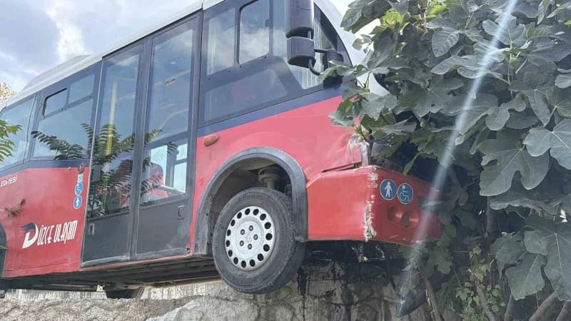 Düzce’de halk otobüsü önüne çıkan köpeğe çarpmamak için manevra yapınca bir evin bahçesine çarparak durdu. Kaza maddi ha