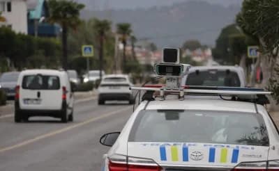 Düzce'de trafik polislerinin yol kenarında yaptığı hız denetimi