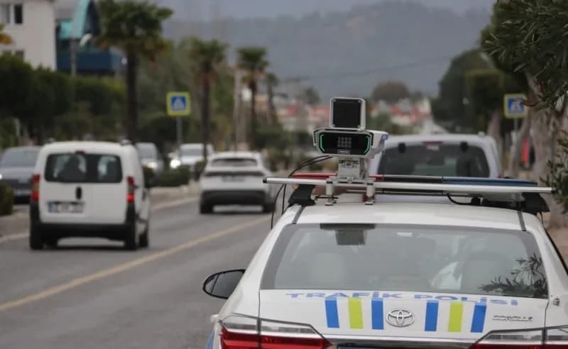 Düzce'de trafik polislerinin yol kenarında yaptığı hız denetimi