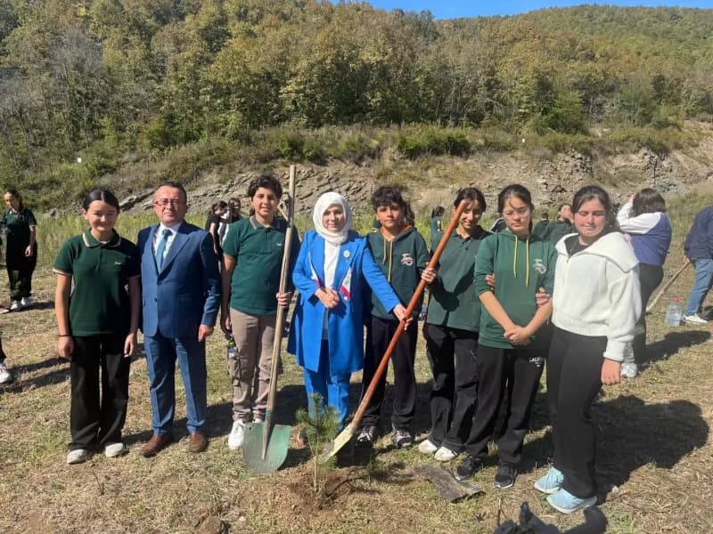 Düzce Fatih Ortaokulu öğrencileri Çilimli Yeni Vakıf Köyü’nde hatıra ormanı için fidan dikiyor