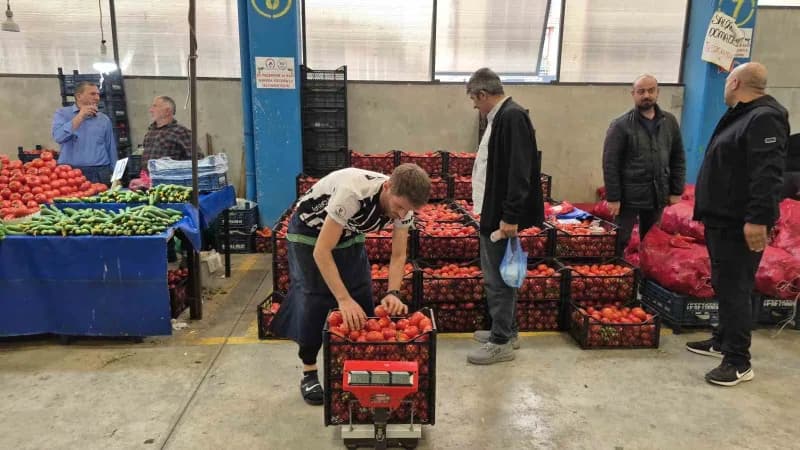 Sonbahar ile birlikte kış hazırlıkları da başladı. En başta da salçalık yapmak için Düzceliler pazar yerlerine akın ediy