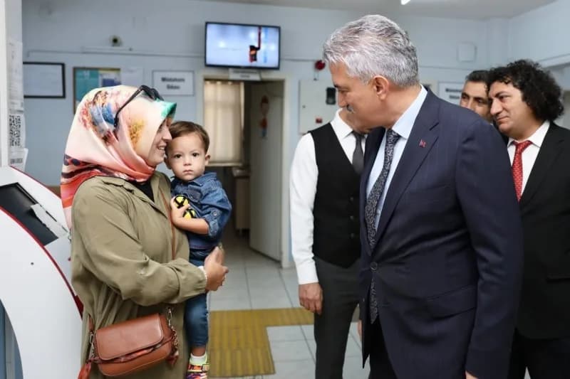 İnşaat alanındaki incelemenin ardından mevcut Merkez 1 Nolu Aile Sağlığı Merkezi’ni ziyaret eden Vali Makas, burada göre