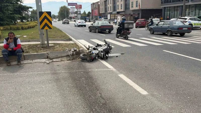Düzce’de motosiklet ile otomobilin çarpışması sonucu meydana gelen trafik kazasında 2’si ağır 3 kişi yaralandı.