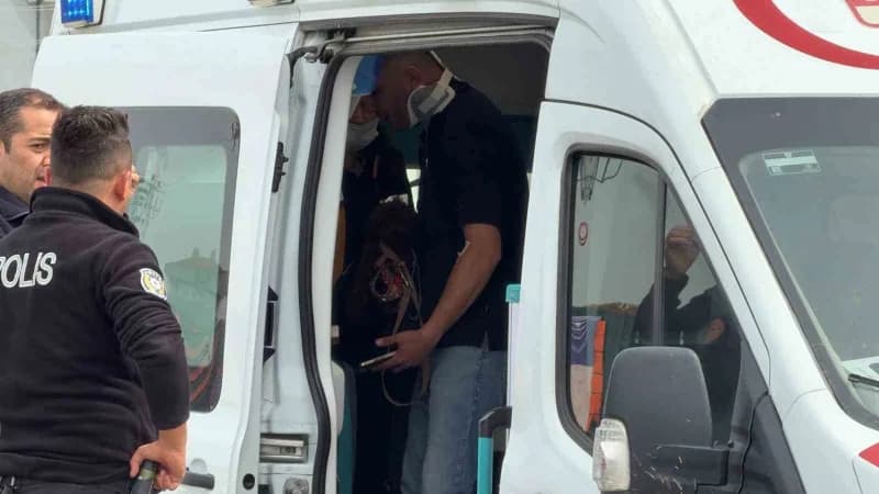 Düzce’de motosiklet ile otomobilin çarpışması sonucu meydana gelen trafik kazasında 2’si ağır 3 kişi yaralandı.