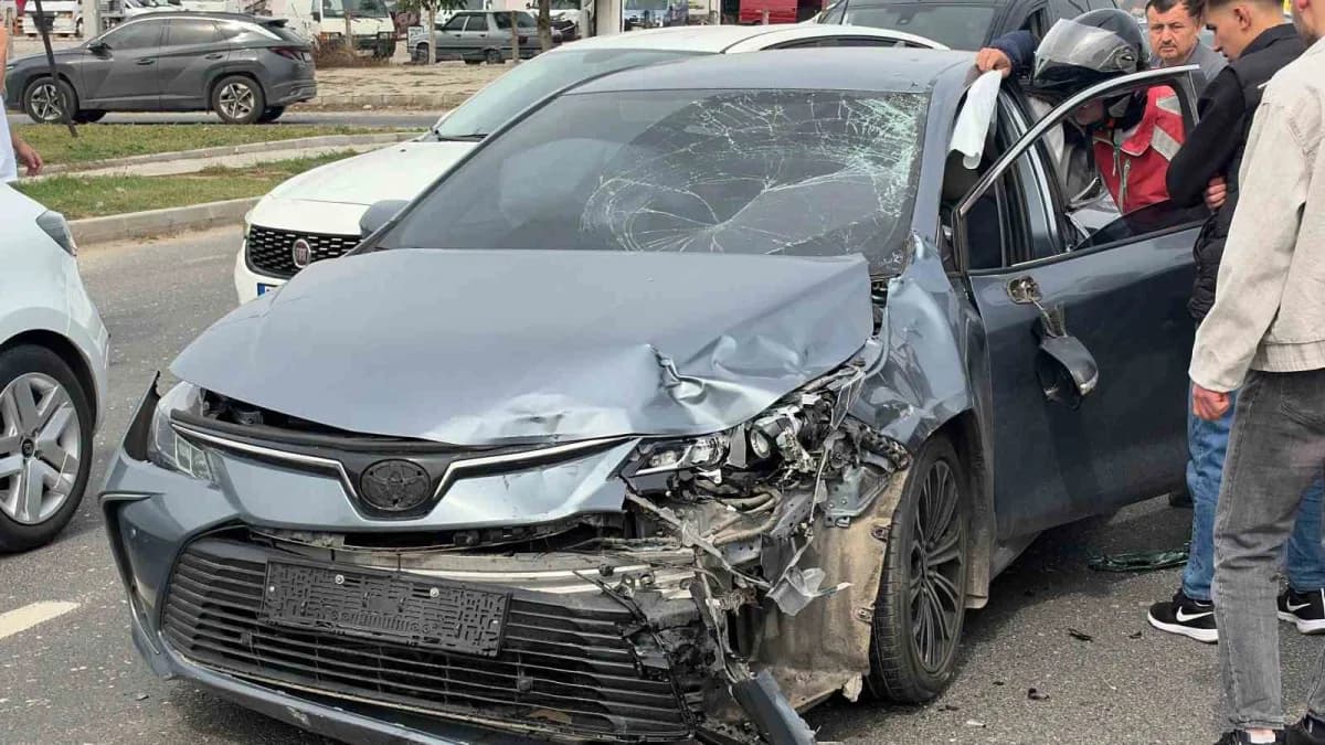 Düzce’de motosiklet ile otomobilin çarpışması sonucu meydana gelen trafik kazasında 2’si ağır 3 kişi yaralandı.