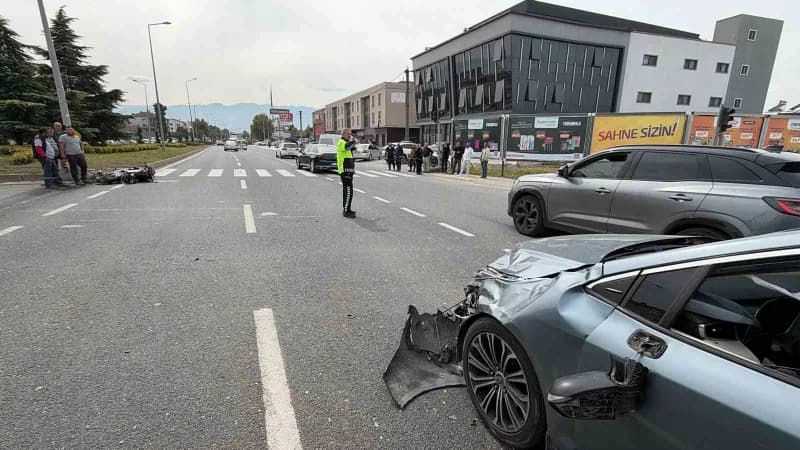Düzce’de motosiklet ile otomobilin çarpışması sonucu meydana gelen trafik kazasında 2’si ağır 3 kişi yaralandı.