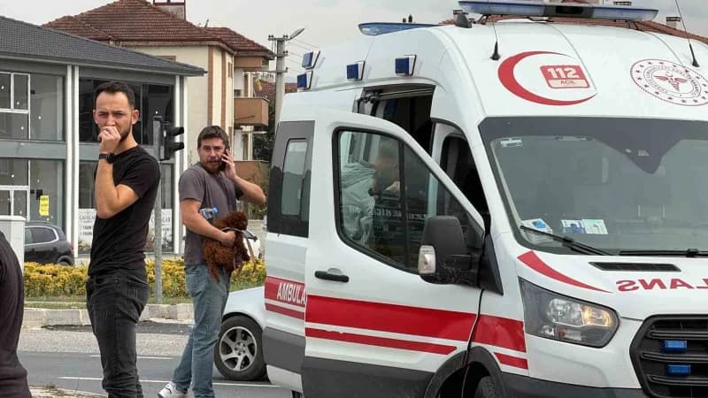Düzce’de motosiklet ile otomobilin çarpışması sonucu meydana gelen trafik kazasında 2’si ağır 3 kişi yaralandı.