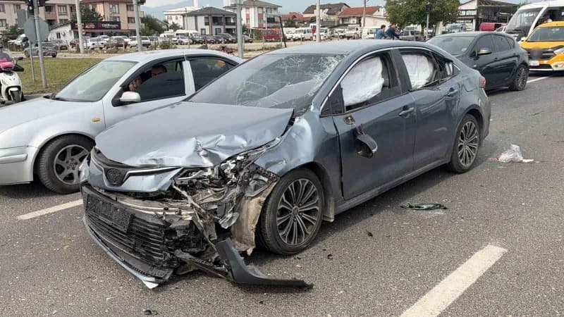 Düzce’de motosiklet ile otomobilin çarpışması sonucu meydana gelen trafik kazasında 2’si ağır 3 kişi yaralandı.