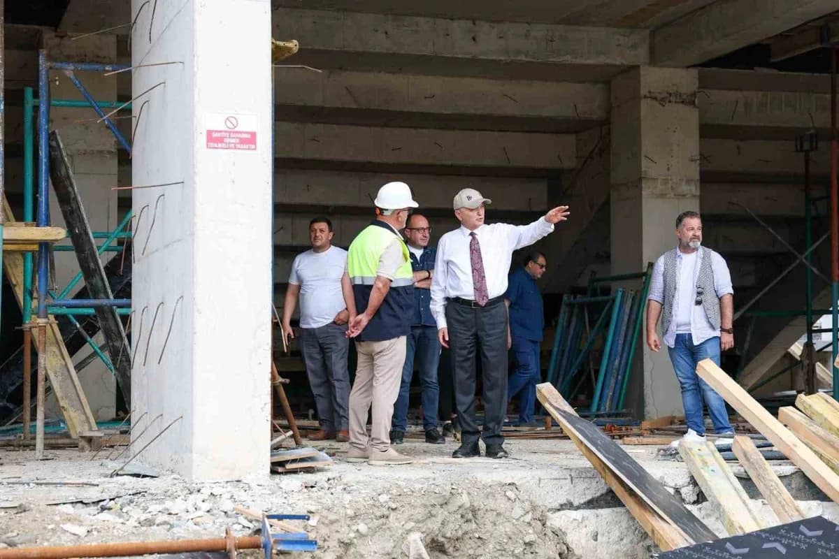 Düzce Belediye Başkanı Faruk Özlü, Cedidiye Kent Meydanı ve 19 Mayıs Spor Kampüsü şantiyelerinde inceleme yapıyor
