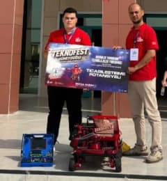 Düzce Gölyaka Şehit Serhat Bal Mesleki ve Teknik Anadolu Lisesi öğrencisi Efe Cinali TEKNOFEST ödül töreninde