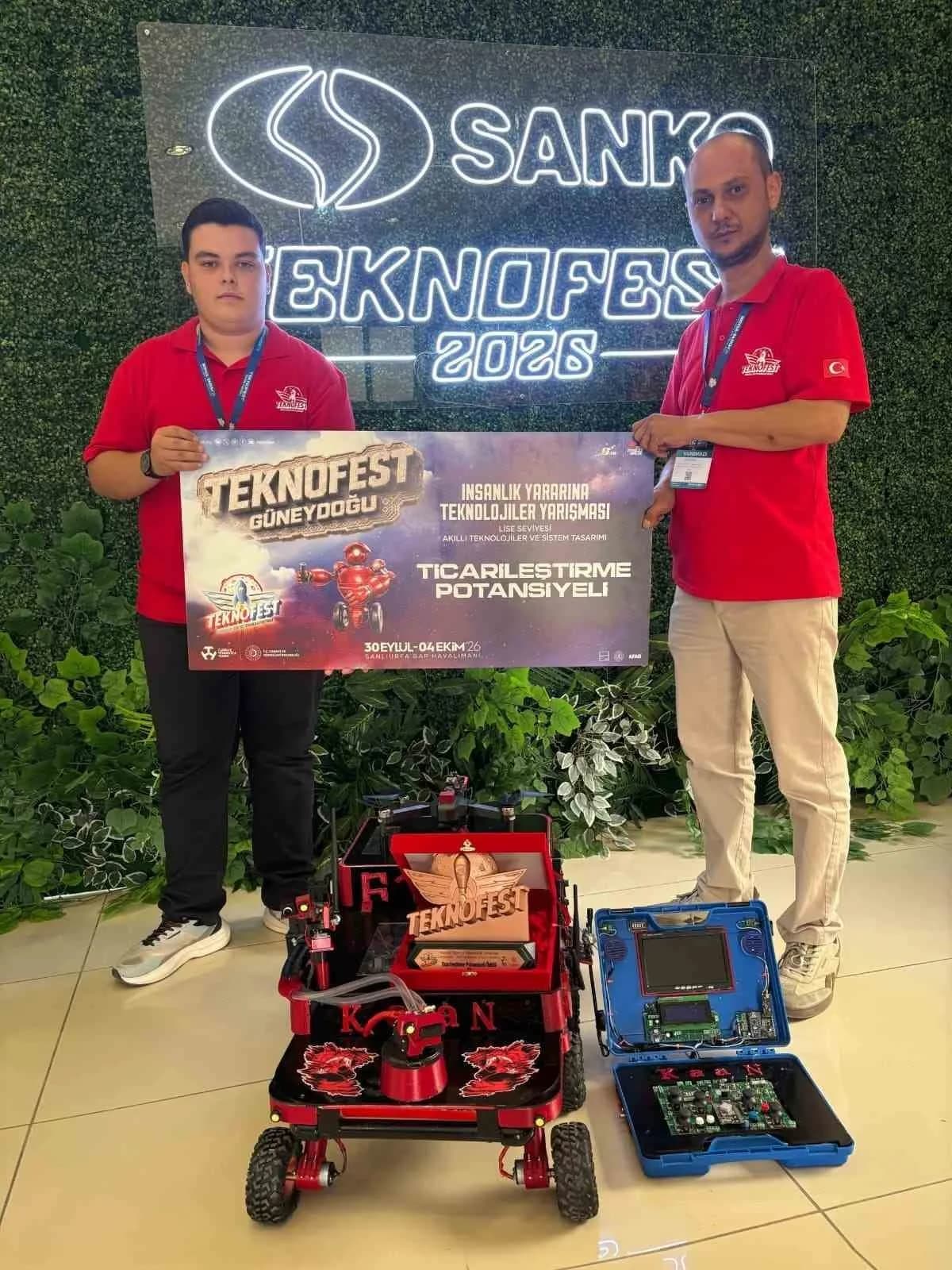 Düzce Gölyaka Şehit Serhat Bal Mesleki ve Teknik Anadolu Lisesi öğrencisi Efe Cinali, TEKNOFEST İnsanlık Yararına Teknol