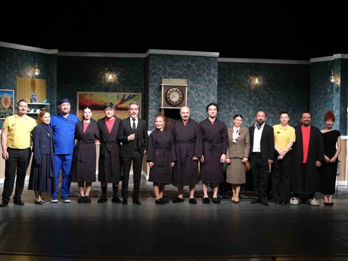 Düzce Belediyesi Şehir Tiyatrosu oyuncuları sahnede performans sergiliyor