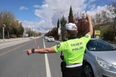 Düzce’de polis ve jandarma ekipleri tarafından yapılan trafik denetimlerinde kontrol edilen araçlar