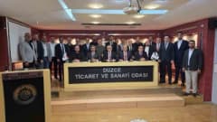Düzce Ticaret ve Sanayi Odası Meclisi üyeleri toplantı öncesi toplu fotoğraf çektiriyor