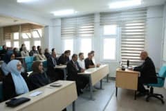 Düzce Üniversitesi kampüsünde 2026-2027 akademik yıl açılışında öğrenciler ve Rektör Prof. Dr. Nedim Sözbir bir arada