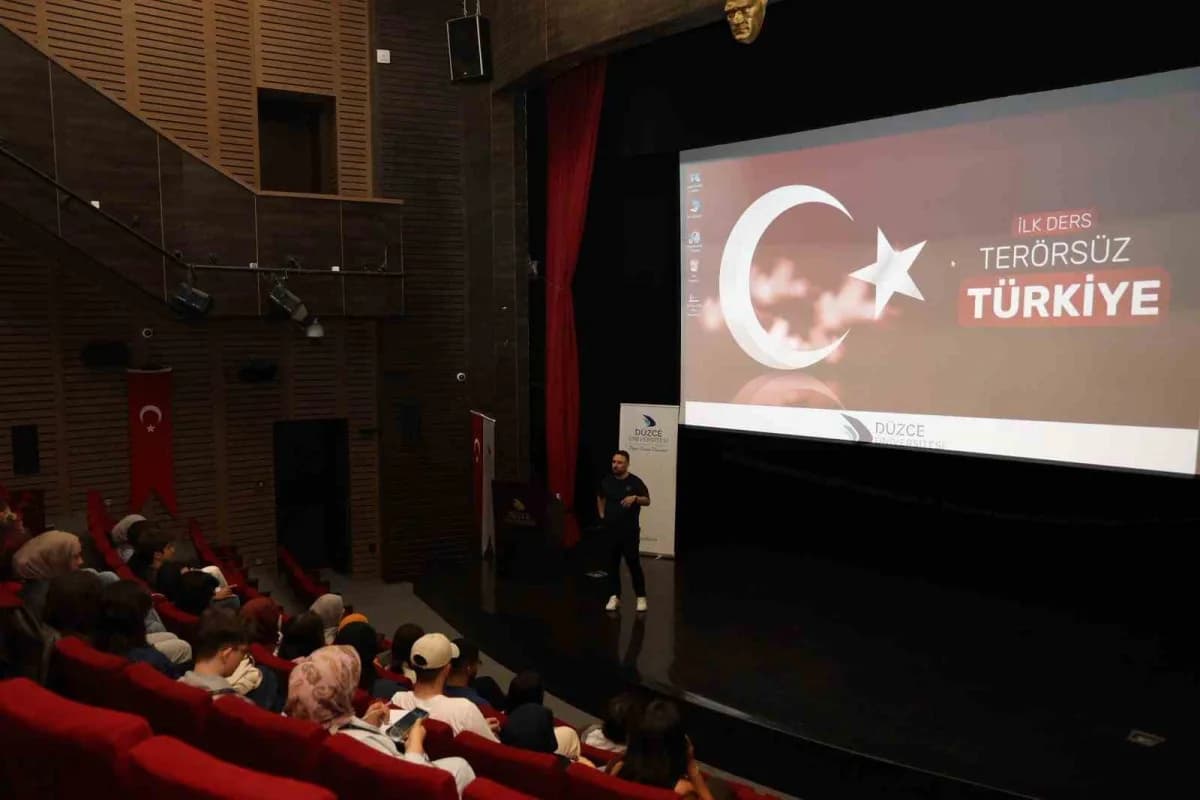 Düzce Üniversitesi’nde 2026-2027 Eğitim-öğretim Yılı yeni akademik yılın ilk dersi, “Terörsüz Türkiye” oldu.