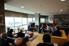 Düzce Üniversitesi Rektörü Prof. Dr. Nedim Sözbir ve Gürcistan Ankara Büyükelçisi Archil Kalandia makamda görüşme yapıyo