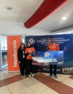 Düzce Üniversitesi öğrencileri TEKNOFEST yapay zeka destekli lojistik yarışmasında ödül alırken