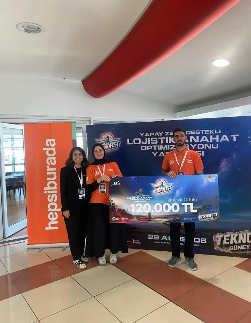 Düzce Üniversitesi öğrencileri TEKNOFEST yapay zeka destekli lojistik yarışmasında ödül alırken