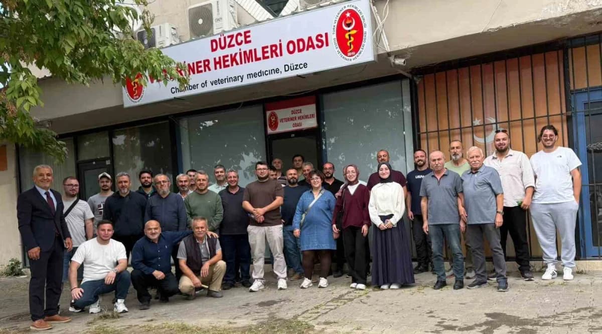 Düzce Veteriner Hekimleri Odası genel kurulunda üyeler ve başkan Şerif Ali Karanfil