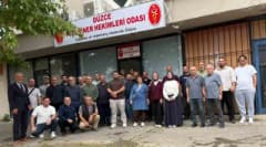 Düzce Veteriner Hekimleri Odası genel kurulunda üyeler ve başkan Şerif Ali Karanfil