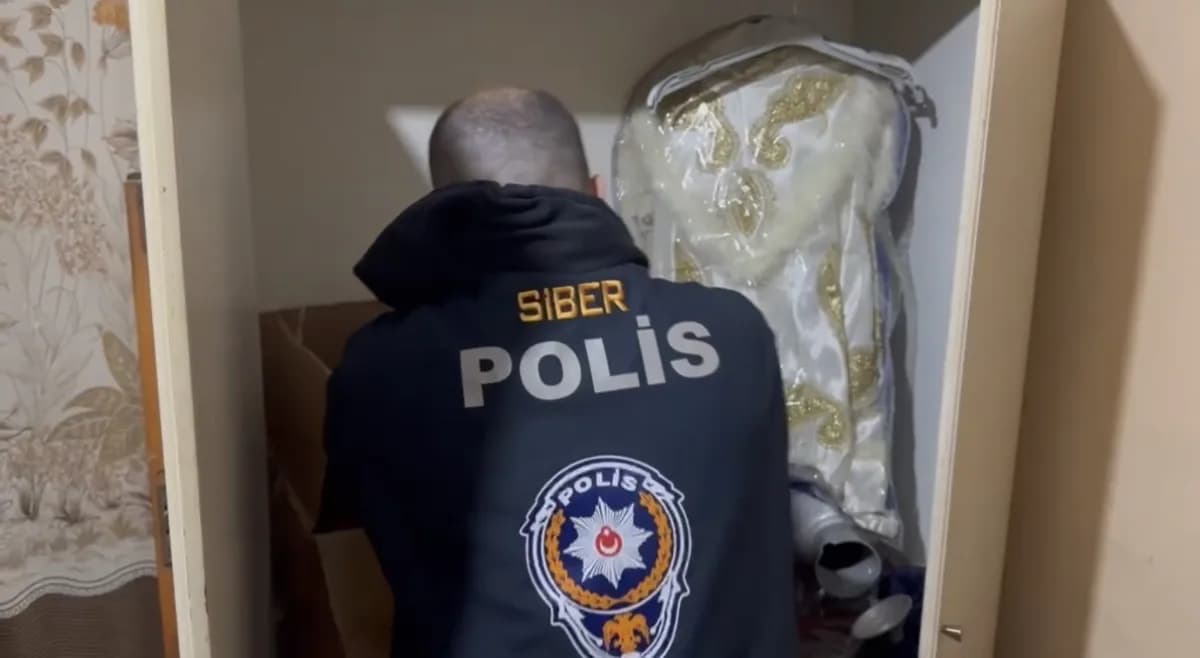 Düzce’de yasa dışı bahis operasyonunda polis ekipleri tarafından gözaltına alınan şüpheliler