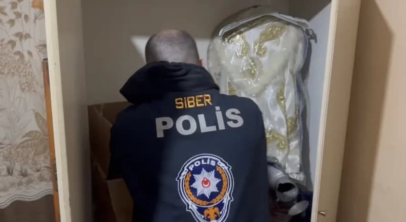 Düzce’de yasa dışı bahis operasyonunda polis ekipleri tarafından gözaltına alınan şüpheliler