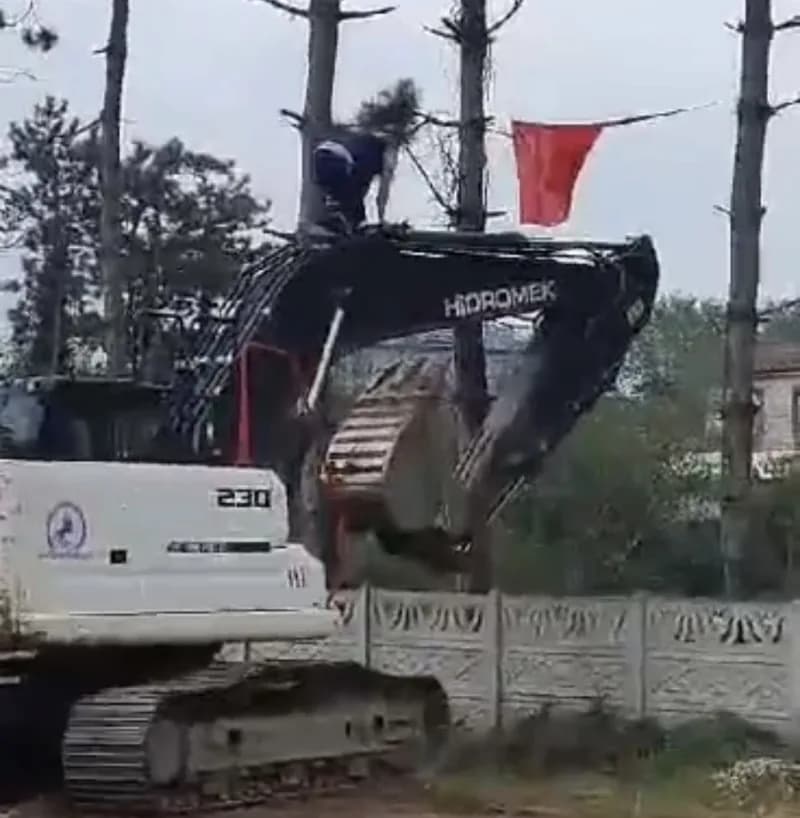 Düzce’de çalışma yaptığı sırada katlanan Türk bayrağı’nı fark ederek iş makinesinin üzerine çıkıp düzelten ekskavatör op