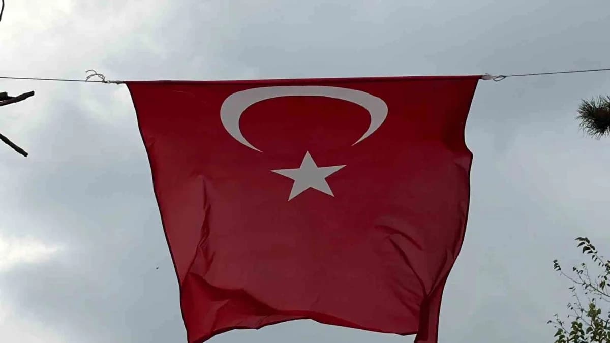 Düzce’de çalışma yaptığı sırada katlanan Türk bayrağı’nı fark ederek iş makinesinin üzerine çıkıp düzelten ekskavatör op