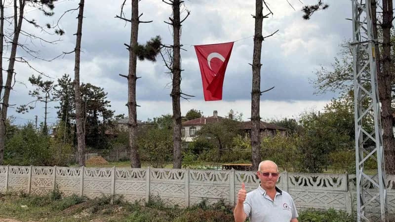 Düzce’de çalışma yaptığı sırada katlanan Türk bayrağı’nı fark ederek iş makinesinin üzerine çıkıp düzelten ekskavatör op