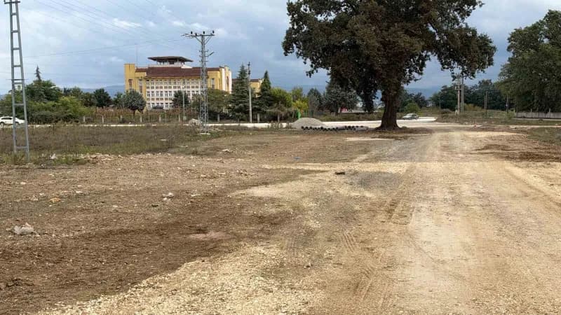 Düzce’de çalışma yaptığı sırada katlanan Türk bayrağı’nı fark ederek iş makinesinin üzerine çıkıp düzelten ekskavatör op